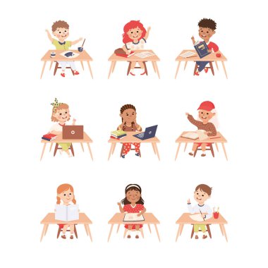 İlkokul öğrencileri Kitap ve Not Defteri İlköğretim Vektör Seti ile Masalarda Oturuyorlar. Masadaki Küçük Çocuklar Öğrenme Süreci Konsepti Olarak Sınıfta Dersler Hakkında Bilgi Ediniyor