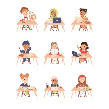 İlkokul öğrencileri Kitap ve Not Defteri İlköğretim Vektör Seti ile Masalarda Oturuyorlar. Masadaki Küçük Çocuklar Öğrenme Süreci Konsepti Olarak Sınıfta Dersler Hakkında Bilgi Ediniyor