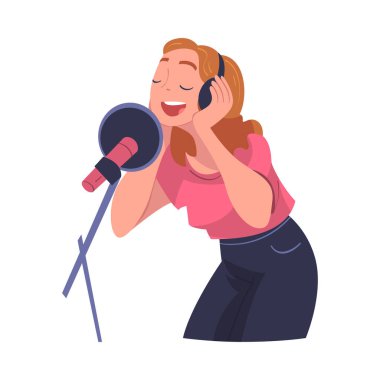 Kadın Şarkıcı ve Müzisyen Sahne Vektörü İllüstrasyonunda Mikrofon Performans Müziği ile. Genç Kadın Vokalist Sesle Şarkı Söylüyor