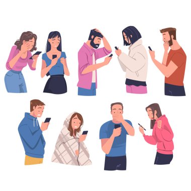 Gadget Reading Shock Content ya da News Vector Set ile Halk Karakteri. Genç Sersemlemiş Adam ve Kadın Sosyal Medya Postasıyla Şaşkına Döndü