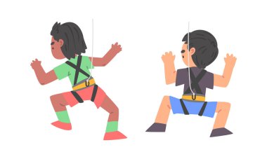 Küçük Çocuk Kayalık Kaya ya da Duvar 'a Kayalık İp İp İp İle Tırmanıyor. Aktif Çocuk Dağcı Ekstrem Spor Etkinliği Yapıyor