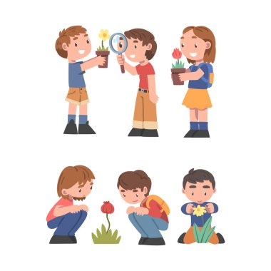 Büyüteç Bitki ve Keşif Ortamı Vektör Seti ile Çiçek Açan Meraklı Oğlan ve Kız. Küçük Çocuk Doğayı İnceleme ve Flora Kavramını Öğrenme