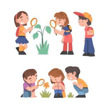 Büyüteç Bitki ve Keşif Ortamı Vektör Seti ile Çiçek Açan Meraklı Oğlan ve Kız. Küçük Çocuk Doğayı İnceleme ve Flora Kavramını Öğrenme