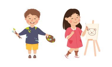 Sevimli mutlu küçük kız ve erkek sanatçılar. Yetenekli çocuklar beyaz arka planda izole edilmiş çizgi film çizimleri çiziyorlar.