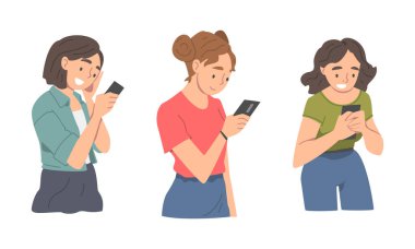 Akıllı telefonları kullanan gençler. Telefon ekranına bakan neşeli kızlar ve beyaz arkaplanda izole edilmiş çizgi film vektör çizimleri