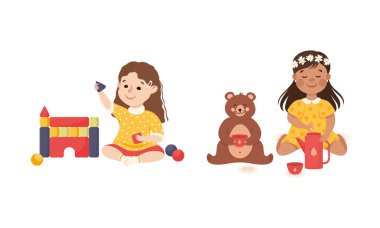 Gülümseyen kız oyuncak blok oynuyor ve oyuncak ayıyla çay içiyor. Eğlenceli vektör seti var. Mutlu Çocuk Dikkatsiz Çocukluktan Hoşlanıyor Eğlence Faaliyeti Konsepti