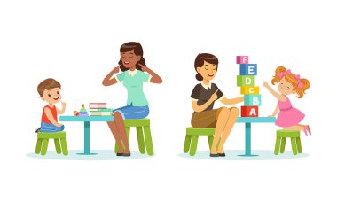 Konuşma terapisti küçük çocuklarla logopedik eklem egzersizleri yapıyor. Ana okulundaki çocuklara alfabeyi açıklayan öğretmen beyaz arkaplanda izole edilmiş vektör çizimi yapıyor.