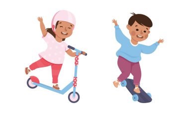 Kaykaylı Kız ve Oğlan ve Kaykay Parkı 'nda Scooter Tekmeleyip Eğlence ve Eğlencenin tadını çıkarıyorlar. Komik Çocuk Dublörlük Yapıyor ve Açık Hava Spor Konsepti