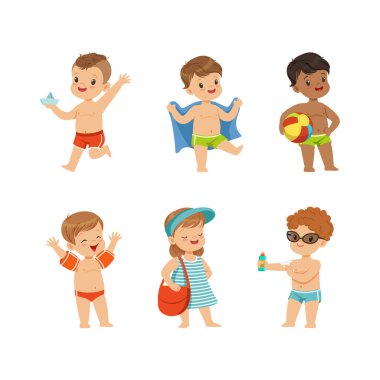 Deniz kenarındaki küçük çocuklar yaz tatilinin tadını çıkarıyorlar mayo taşıyıcı seti giyiyorlar. Eğlenceli Gülümseyen Çocuklar Tatil Köyü Aktivitesine Bağlandı