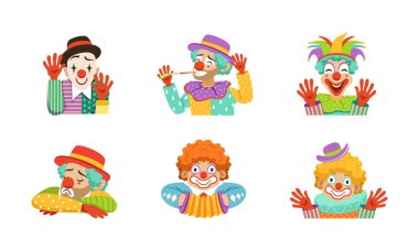 Makyaj Yüzlü Komik Palyaço ve Flamboyant Kostümlü Komedi Vektör Seti. Parlak Sirk Karakteri Eğlence ve Eğlenceye Bağlandı