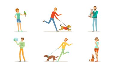 Mutlu İnsanlar Hayvan Sahibi Köpek, Kedi, Papağan ve Hayvanlarını Seven Balık Vector Seti. Genç Adam ve Kadın Evcil Arkadaşlarıyla Oynuyor