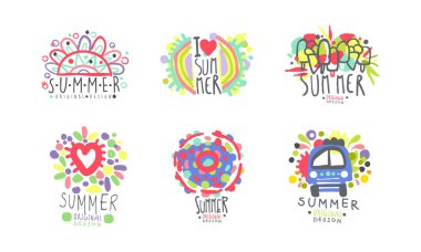 Yaz etiketleri hazır. Yaz tatilleri için parlak renkli rozetler, plaj tatili, parti, restoran veya kafe menüsü el çizimi vektör illüstrasyonları beyaza izole edildi