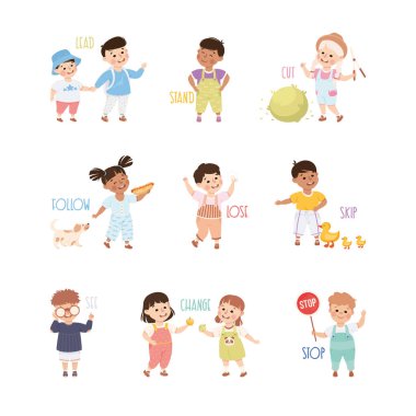 Farklı Etkinlik Gösteren Küçük Çocuklar Sözcük Hazinesi Vektör Kümesi ile Fiil Çalışması. İngilizce Öğrenen Sevimli Çocuklar İlköğretimde Sözleşmeli