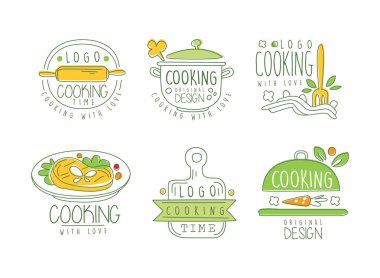 Yemek pişirme zamanı logo tasarımı seti. Elle çizilmiş rozetler, aşçılık sınıfı etiketleri, yemek festivali, dükkan, kafe, yemek stüdyosu çizimleri beyaza izole edilmiş.