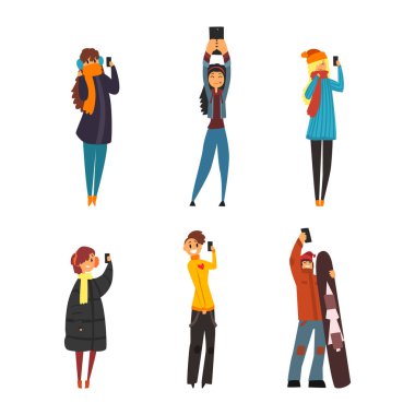 Neşeli erkekler ve kadınlar selfie ve iletişim için akıllı telefonlar kullanıyorlar. Akıllı telefonlar taşıyan sosyal medya görevlileri vektör illüstrasyonunu beyaza izole ettiler