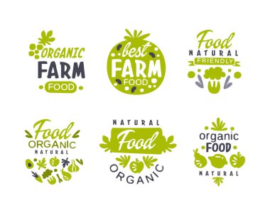 Organik tarım yiyeceği yeşil etiketleri. Taze ürünler ambalajlama, tarım pazarı, eko mağazası logosu, rozetler el çizimi vektör çizimleri beyaza izole edildi