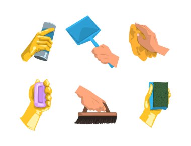 Sabun, plastik kepçe, sünger ve deterjan seti gibi temizlik malzemeleriyle insan eli. Ev işleri ve Temizlik