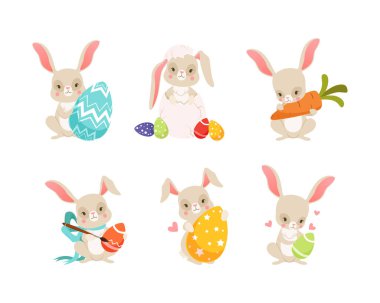 Renkli fırça ve havuç vektör setiyle süslü Paskalya Tavşanı. Geleneksel Paskalya Tatili Kutlaması Sembolü olarak Mutlu Tavşan