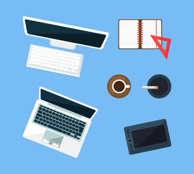 Bilgisayar, Laptop, Tablet, Notepad, Coffee Cup ve Ash Tray Top View Vector Set ile çalışma alanı ögeleri. Mavi Arkaplanda Nesneler ve Kırtasiye