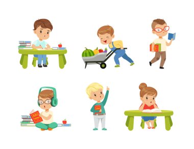 Şirin Çocuk Kitapları Okuma, Öğrenme ve Sebze Vector Set ile El Arabası İtme. Akıllı Çocuk ve Kız Edebiyat okuyor ve Yard Konseptine Yardım Ediyor
