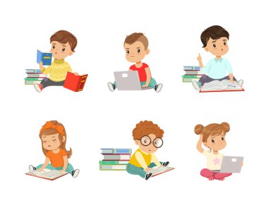 Kitap Yığını İnceleme ve Öğrenme Bilgi Vektörü Seti Olan Sevimli Küçük Çocuklar. Akıllı Çocuk ve Kız Okuma Edebiyatı Bilgi Bulmak İçin Sayfaları Çeviriyor