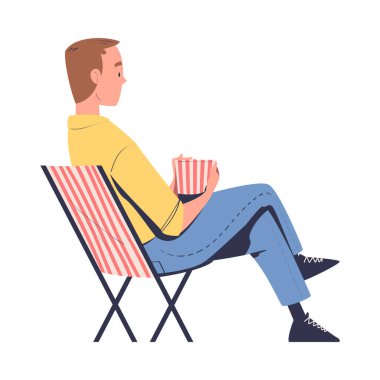 Açık Hava Sinema Vector Illustration 'da Patlamış Mısır İzleyen Adam Karakteri. Genç erkek açık hava tiyatrosunu seviyor.