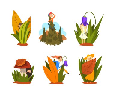 Küçük Peri İnsanlar Uzun Çimlerde Yürüyor ve Mantar ve Bıçak Vector Set 'in arkasına saklanıyor. Küçük Bahçe Cücesi ile Fantastik Çevre