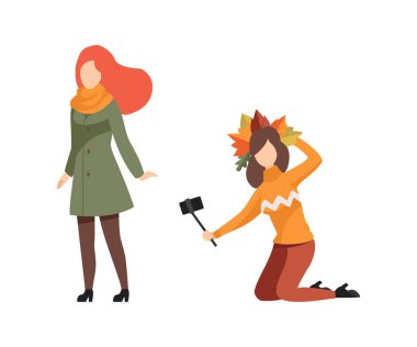 Güz sezonunun tadını çıkaran genç bir kadın yeşillik ve atkı vektör setiyle selfie çekiyor. Sonbaharda Kadın