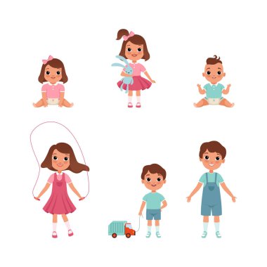 Bebek Kız ve Oğlan, Küçük Yürüyen Bebek ve Bebek Oyuncakları Vektör Seti rolünde. Komik Çocuklar Geliştirme Konsepti