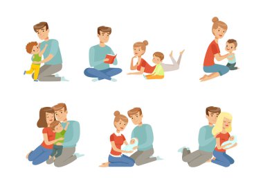 Çocuklarıyla birlikte kitap okuyarak ve vektör setini kucaklayarak iyi vakit geçiren ebeveynler. Mutlu Anne ve Baba ve Çocuk Eğleniyor