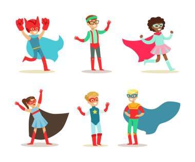 Küçük Kız ve Erkek, Suçla Mücadele Vektör Kümesi İçin Güç Sahipmiş Gibi Yapan Süper Kahraman Kostümü Giyiyor. Maskeli ve Pelerinli Cesur Çocuk Oyun Kavramı