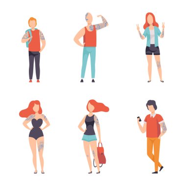 Dövmeli insanlar seti. Dövmeleri olan genç erkek ve kadınlar beyazı izole ederek düz vektör çizimleri yapıyorlar.