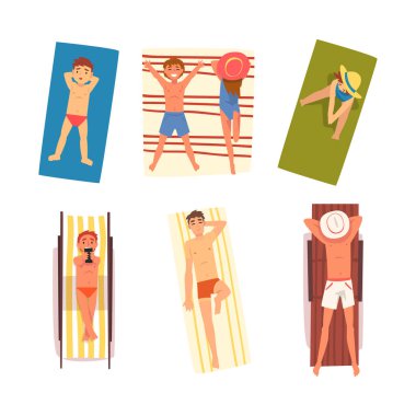 Sandy Plajı 'nda Güneşlenen Sıcak Yaz Vektörü İllüstrasyon Seti' nin tadını çıkaran İnsanlar Karakteri. Genç Adam ve Çocuklar Deniz Kenarı Kavramında Dinleniyorlar