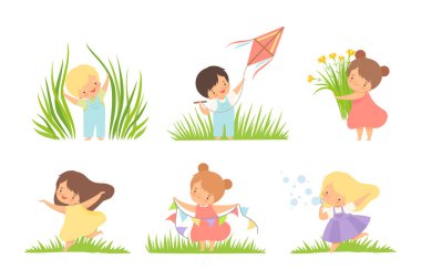 Yeşil Çayır Çimen Vektör Seti 'nde Şirin Küçük Oğlan ve Kız. Neşeli Çocuk Yaz ve Sıcaklığın tadını çıkarıyor