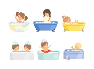 Banyo yapan sevimli çocuklar. Küvette sabun köpükleriyle oturan mutlu çocuklar beyaz üzerinde izole edilmiş vektör çizimleri yapıyorlar.