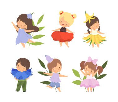 Çiçek karnaval kostümleri giymiş şirin çocuklar. Küçük kızlar ve oğlanlar şenlikli kıyafetler içinde Vektör İllüstrasyon çizgi film çizimi beyaza izole edilmiş.