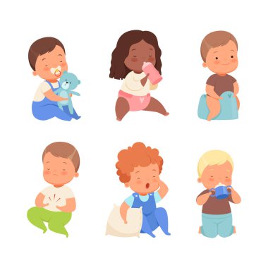 Günlük aktivitelerde yeni yürümeye başlayan bebek. Oyuncak oynayan, yiyen, uyuyan çizgi film vektör çizimleri beyaz üzerine izole edilmiş sevimli oğlanlar ve kızlar.
