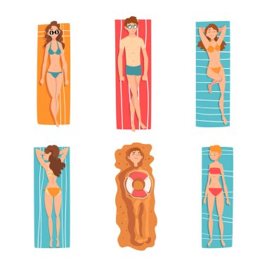 Güneşlenen insanların yukarıdan görünüşü. Genç erkekler ve kadınlar kumsalda havluların üzerinde uzanıyorlar. Kum karikatürü çizimleri beyaza izole edilmiş.