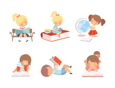 Anaokulu çocukları kitap seti okuyor. Tatlı çocuk edebiyat hayranları. Eğitim, hobi konsepti, beyaz üzerine izole edilmiş vektör çizimi