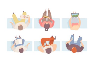 Koltuklarda oturan insanların yukarıdan görünüşü. Oturan erkekler ve kadınlar kitap okuyor, dinleniyor, yiyor, beyaz üzerinde izole akıllı telefon düz vektör çizimi kullanıyor.