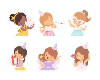 Parti şapkalı şirin çocuklar doğum günü takımını kutluyor. Erkekler ve kızlar ıslık çalıyorlar, hediye kutuları tutuyorlar, beyaz karikatür çizimleri yiyorlar.