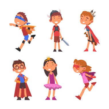 Şenlik kıyafetleri içinde şirin çocuklar. Karnaval kostümlü komik kızlar ve oğlanlar, beyaz karikatür vektör çizimleri.