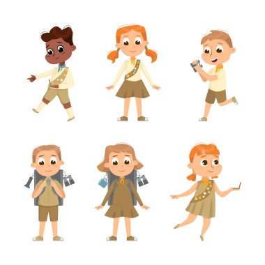 Haki üniformalı küçük oğlan ve izci kız Macera Vektör Kümesi 'ne girdi. Komik Çocuklar Keşif ve Kamp Keyifli Çocuklar