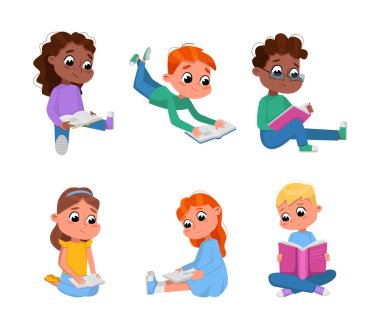 Çocuklar Kitap okuyor ve Edebiyat Vektörü setinin tadını çıkarıyor. Şirin Çocuk ve Kız Kitap Kurdu Hayal Geliştiriyor