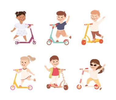 Gülümseyen Çocuklar Scooter 'a binip Yer Vektörü setinden itiyorlar. Neşeli Çocuklar Sokak Aracında Hareket Ediyor Açık Hava Eğlencesi Etkinliği Konsepti