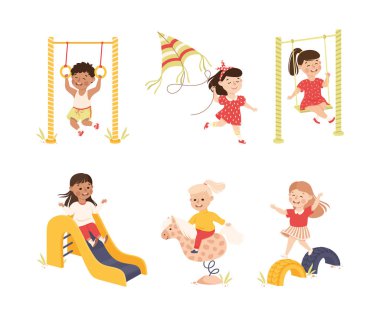 Gülümseyen Çocuk ve Kız Oynuyor ve Eğlenceli Vektör Seti. Mutlu Çocuk Dikkatsiz Çocukluktan Hoşlanıyor Eğlence Faaliyeti Konsepti