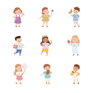 Mutlu Yüzlü Şeker Yiyen Küçük Çocuklar Şekerleme Şekeri Vektör Seti 'nin tadını çıkarıyor. Gülümseyen Çocuk ve Tatlı ve Şekerlemeli Kız