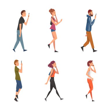 Akıllı Telefonla Yürüyen ve Konuşan Halk Karakteri veya Sohbet Vektörü Seti. Genç Adam ve Kadın İletişim Konsepti için Mobil Gadget Kullanıyor