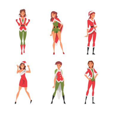 Kırmızı Noel Baba Giyen Güzel Kadın ve Elf Kostümü Yüzünde Işıldayan Gülümseme Seti ile Duruyor. Noel Giysileri Giydirilmiş Mutlu Genç Kadın Konsepti