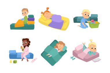 Küçük oğlan ve kız uyuyorlar ve yatak vektörü setine hazırlanıyorlar. Pijama giyen tatlı çocuk Gece Dinlenme Vakti Konsepti ile meşgul